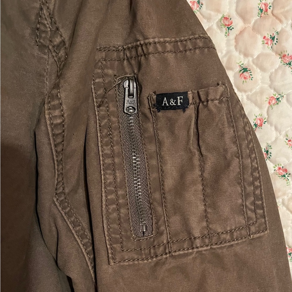 Abercrombie & Fitch khaki green bomber jacket in size med left shoulder pocket. - Picture 2 of 3